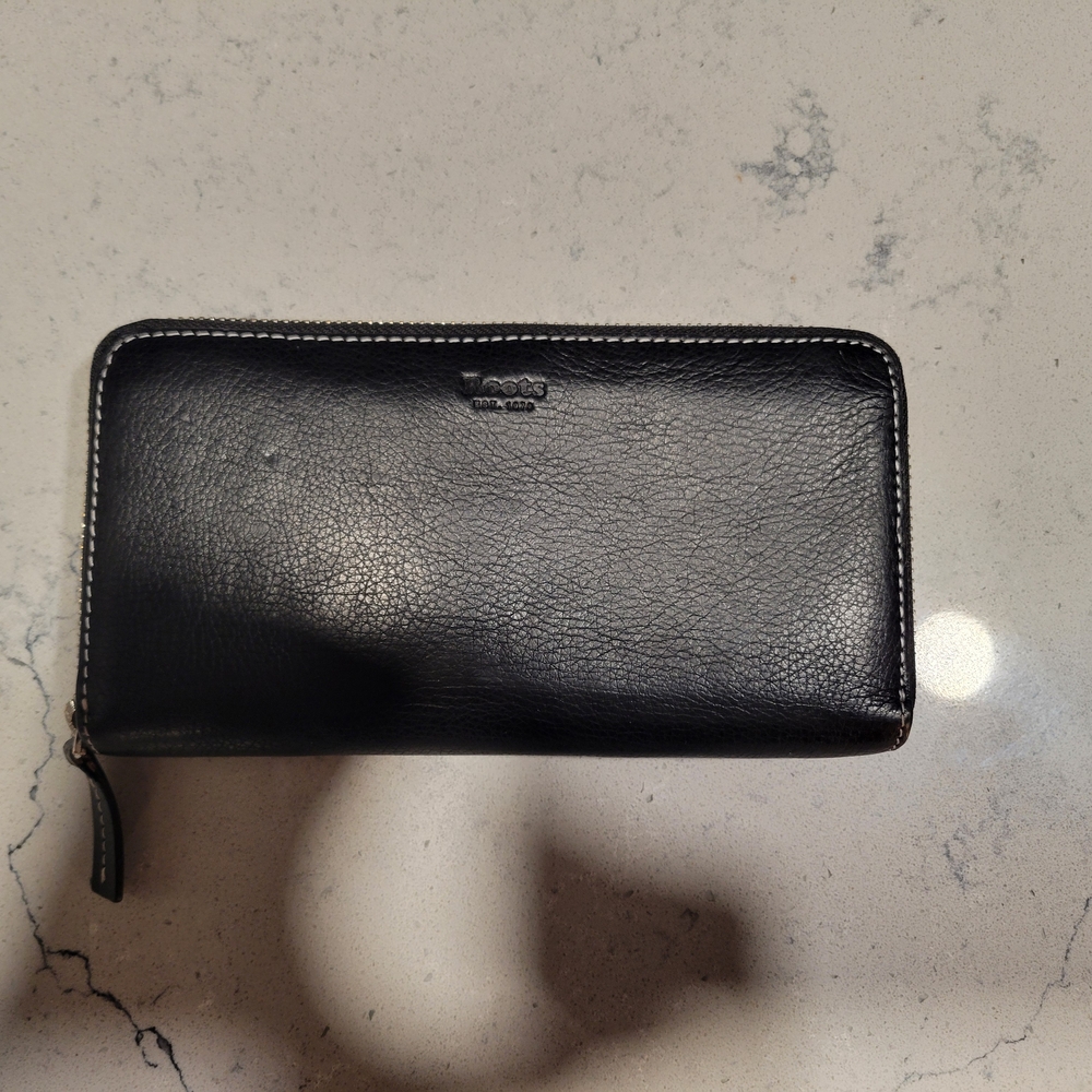 Roots Black Leather Zippered Wallet - Picture 4 of 6